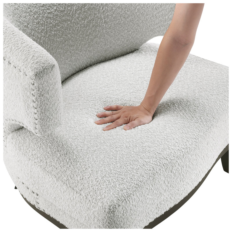Fauteuil contemporain à dossier demi-tonneau avec revêtement gris bouclé, garniture cloutée et siège à ressorts ensachés