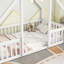 Lit double blanc en forme de maison avec clôture et barrières de sécurité - Fabriqué en pin de qualité pour un sommeil durable