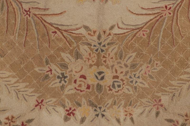 Antique 20Th Century Hooked Rug In Gold With Floral Wreath Design - Rug & Kilim