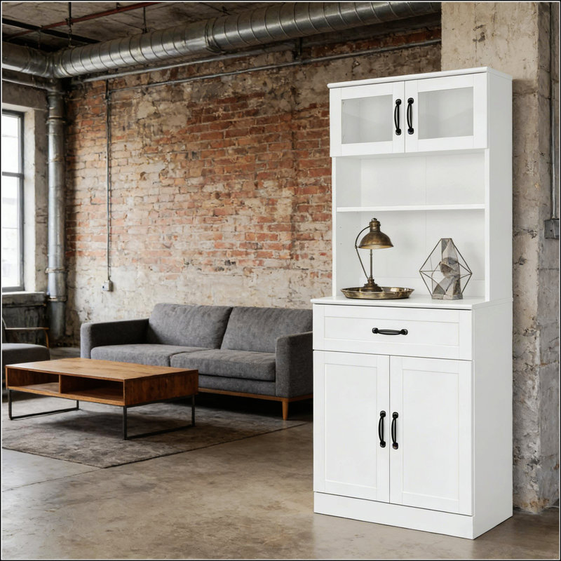 Grand garde-manger avec tablettes réglables et portes en verre pour une cuisine moderne