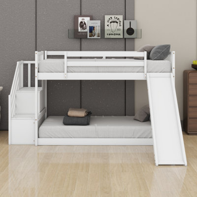 Lit superposé simple au-dessus de simple, lit superposé bas en bois de pin massif avec glissières convertibles et tablettes de rangement, cadre de lit simple robuste avec garde-corps et escalier, appartement pour chambre d'amis peu encombrant