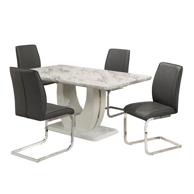 Ensemble repas pour quatre personnes