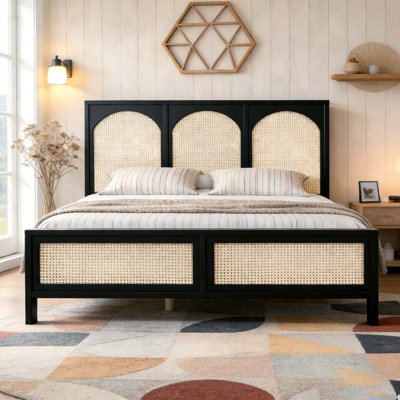 Lit plateforme très grand en bois avec tête et pied de lit en rotin