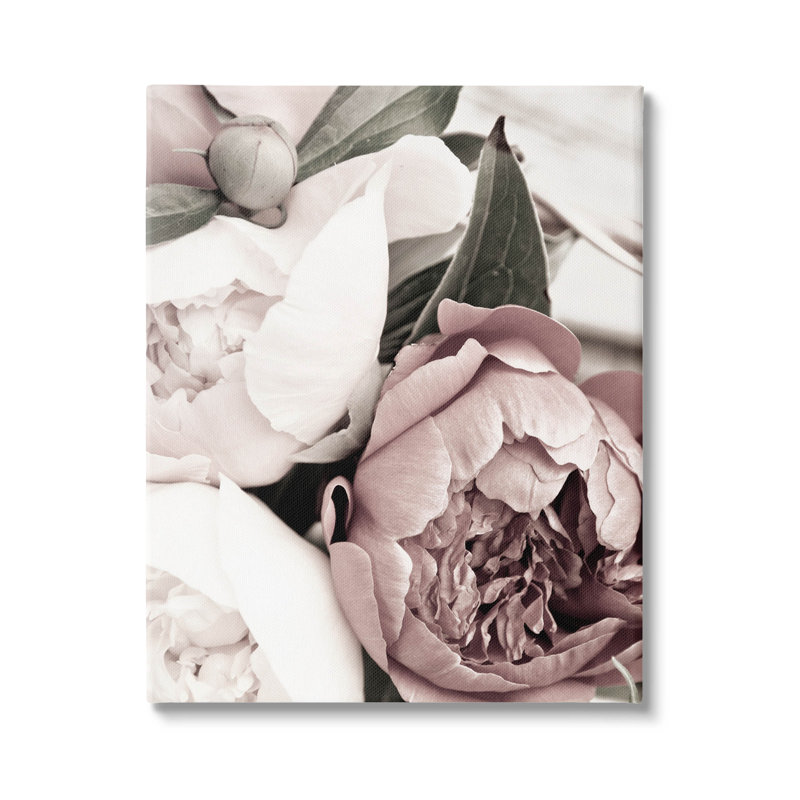 Gros plan de pétales de pivoines en herbe, art de la giclée par Malerifabrikken, H 48 po x l 36 po x P 1,5 po, Toile tendue