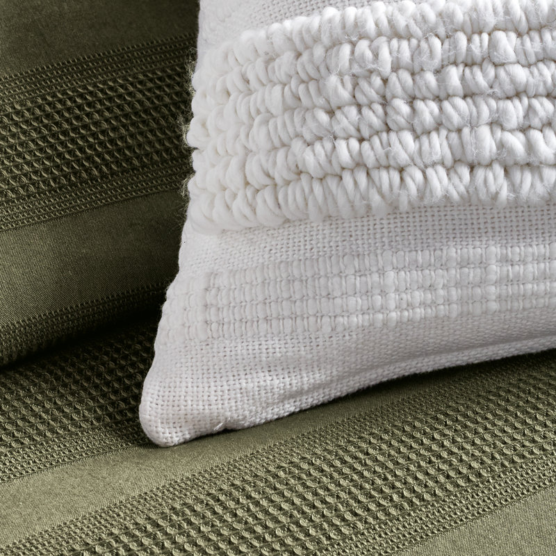 Coussin décoratif à rayures texturées 20 po x 20 po DKNY
