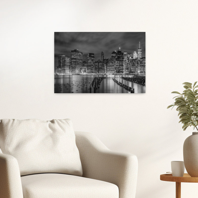 Affiche murale représentant la ligne d'horizon nocturne de Manhattan, une architecture abstraite moderne., 16" H x 24" W