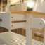 Îlot de cuisine et chariot de cuisine, plateau en bois d'hévéa, îlot de cuisine mobile avec deux roues verrouillables, conception simple pour un rangement et une récupération faciles, deux tiroirs offrent un rangement unique pour les ustensiles spéciaux.