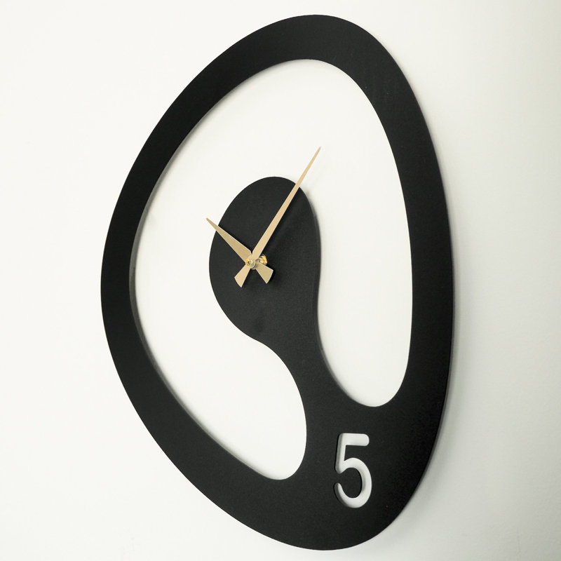 Horloge murale élégante en métal, noir et or, 17,3 po x 17,7 po | 100% acier, épaisseur: 0,05 pouce | Mécanisme silencieux pour des espaces de vie paisibles, conception légère (1,98 lb), décoration intérieure élégante