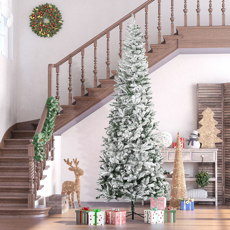 Arbre de Noël artificiel pin clair enneigé 9 pi avec branches réalistes et 1084 pointes