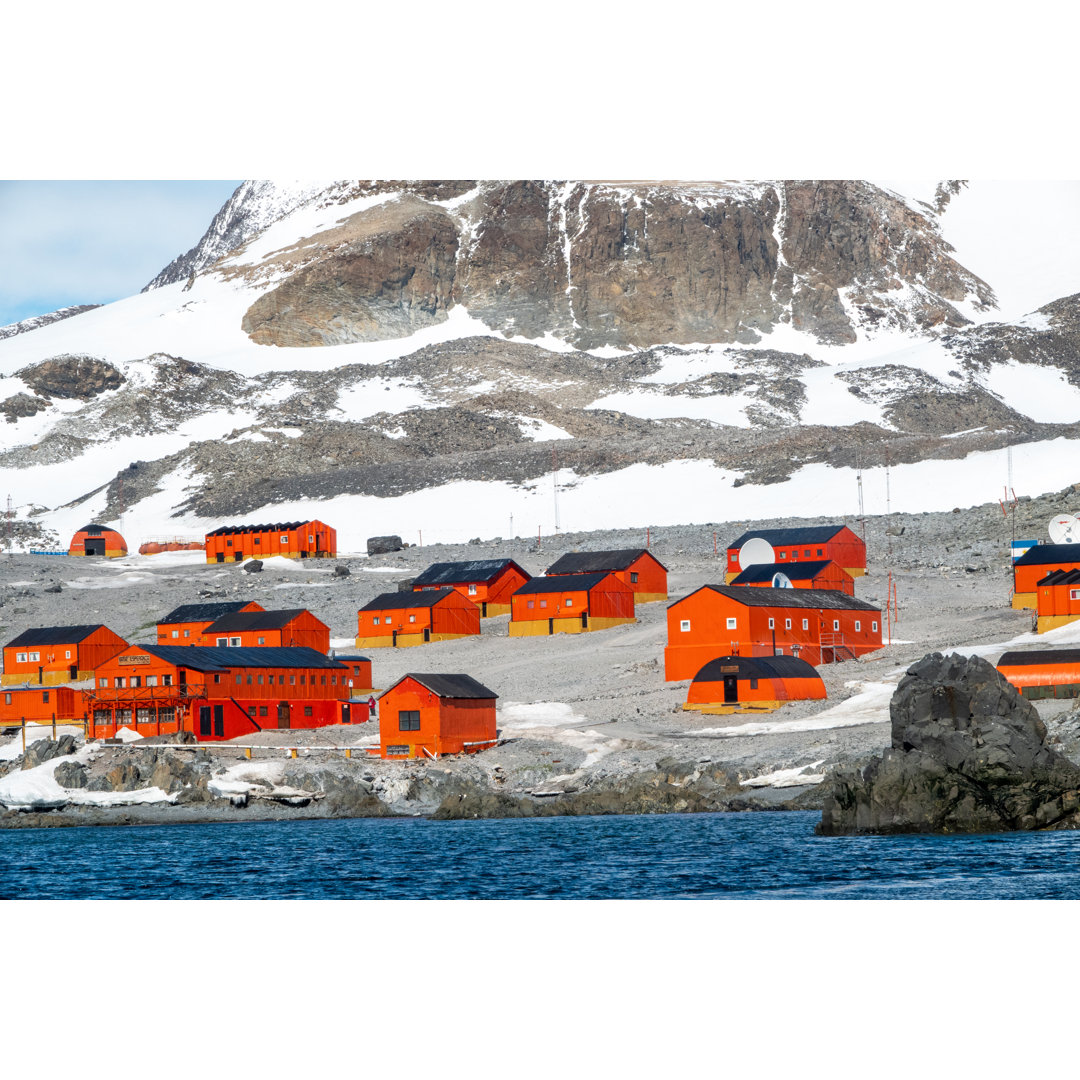 Landschaftliche Ansicht der Antarktischen Halbinsel (Wissenschaftsstation Esperanza) von BDphoto - Druck auf Leinwand oh...