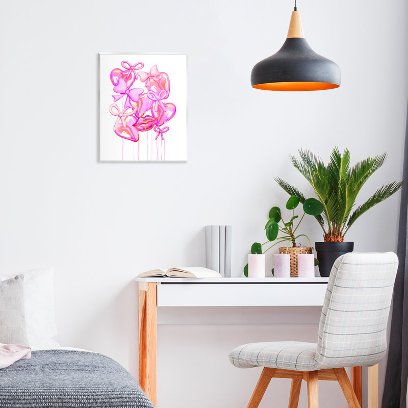 Plaque murale rose avec des ballons et un cœur rose, design par Ziwei Li