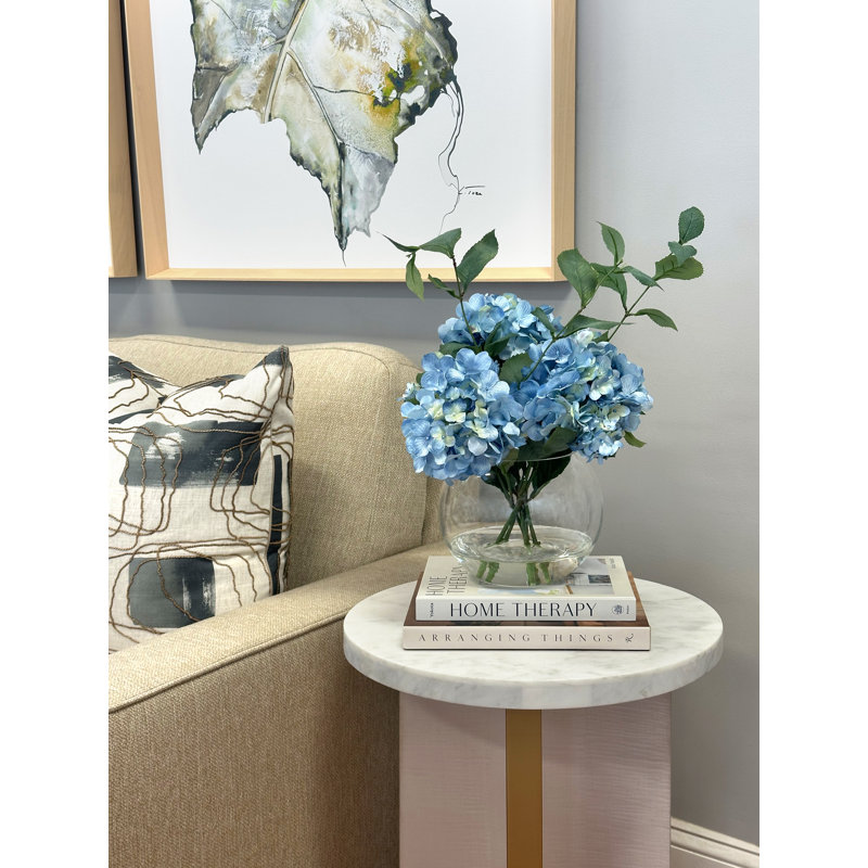 Arrangements floraux d'hortensias et centres de table dans un vase