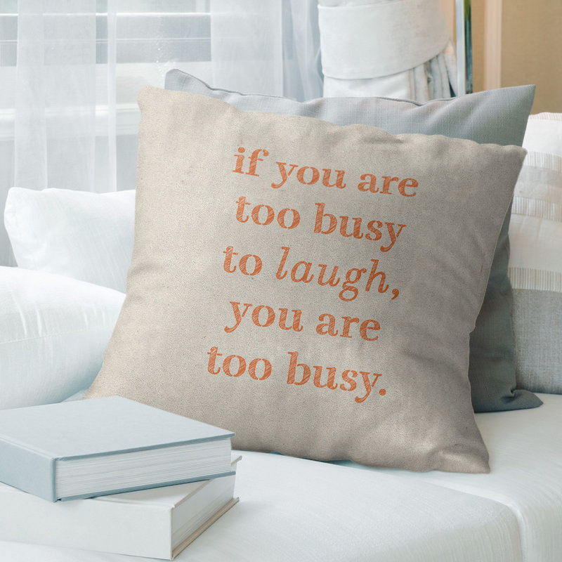 Coussin Handwritten Make Time For Laughter, 18 po x 18 po, Blanc / Orange, Polyester/ Bourre en polyester