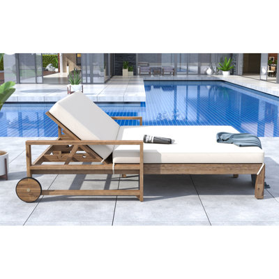 de style extérieur en beige - lit de jour à 2 places, coussins et look élégant pour le confort avec cette assise en bois, ses roues mobiles et son tissu protégé