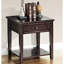 Table en noyer avec un design classique et un espace de rangement fonctionnel