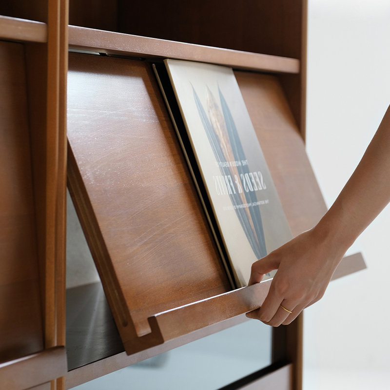 Brun massif + bois manufacturé + vitrines