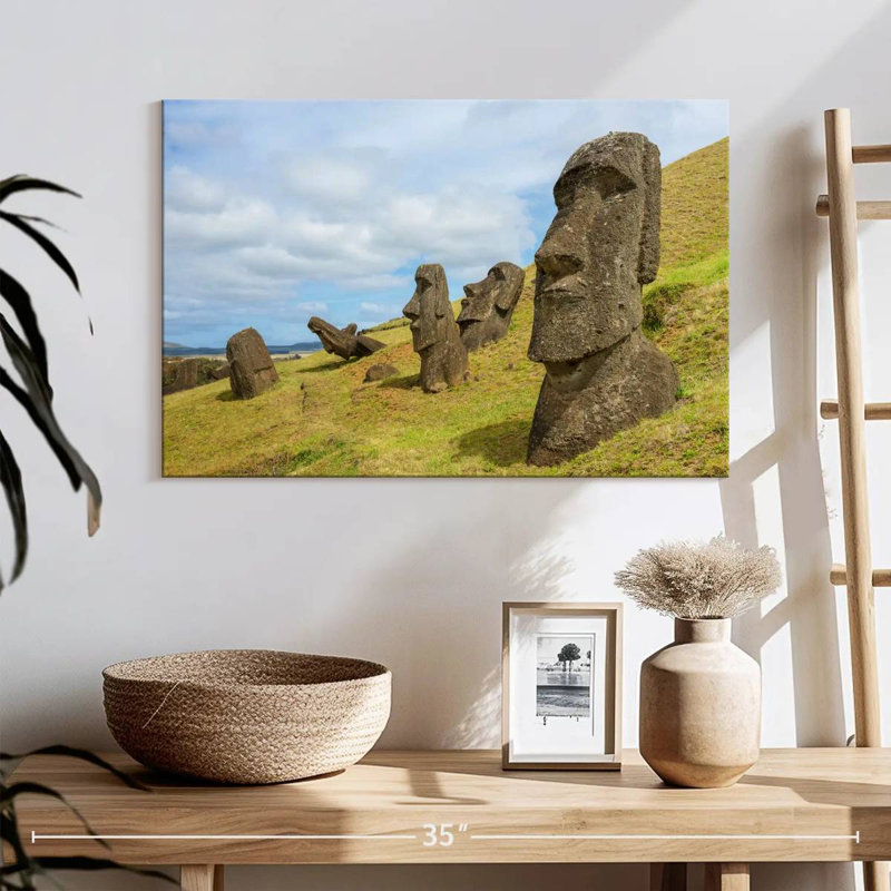 Nicci Moais à Rano Raraku, H 16 po x l 24 po
