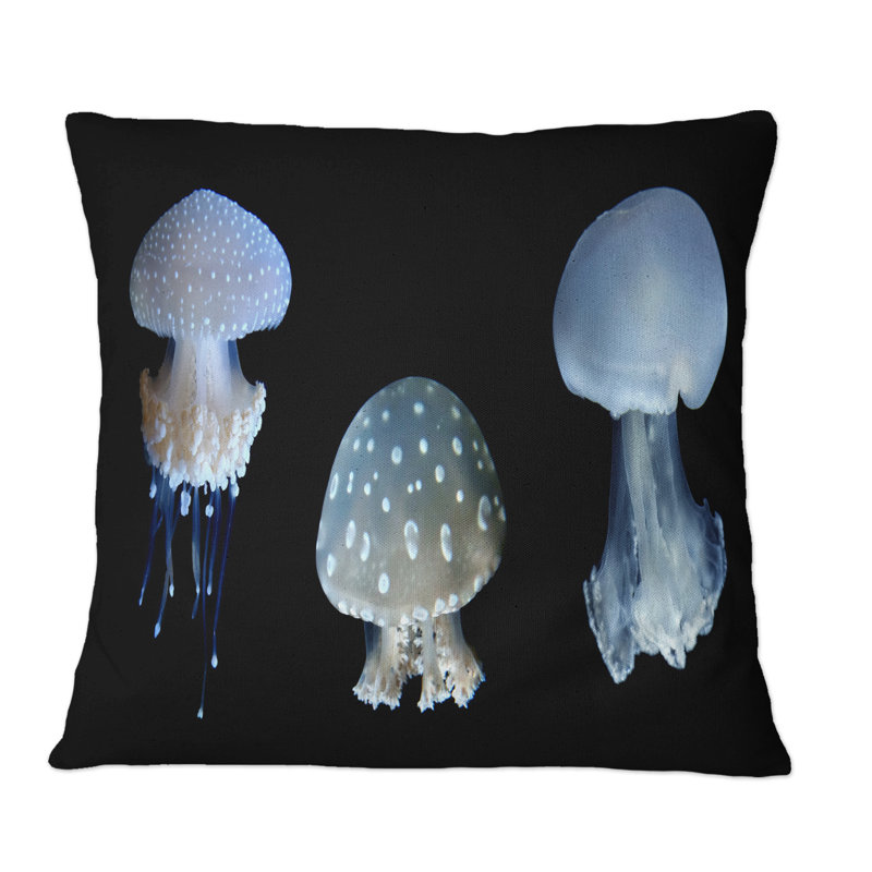 Coussin décoratif imprimé de trois méduses sur fond noir - nautique et côtier, 16 po x 16 po