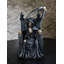 Figurine du Seigneur des Ténèbres et de la Faucheuse assis sur un trône de dragon gothique avec une faux en forme de crâne