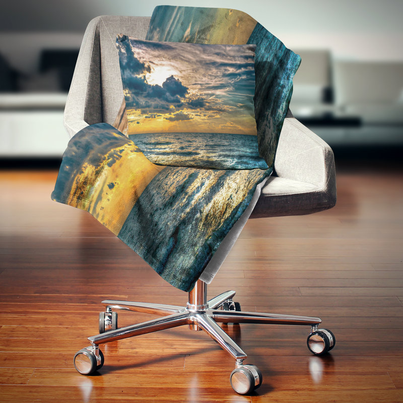 Coussin Sun Break Over Blue Ocean - Sea & Shore, 18 po x 18 po, Coussin décoratif