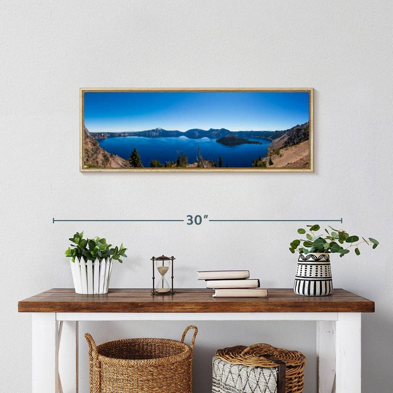 Horizon bleu du lac de cratère, 25" X 9", Cadre flottant en bois naturel