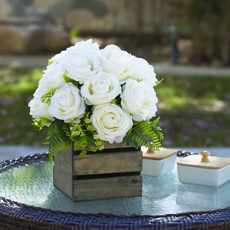 Arrangement de fleurs mixtes à 18 têtes avec jardinière en bois, Blanc
