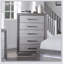 Commode de style transitionnel 1pc avec pattes de support, glissières à roulement à billes en métal et poignées de bar au fini gris