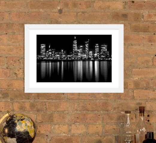 « Downtown City », reproduction de photo, H 24 po x l 32 po x P 1 po, Papier encadré blanc