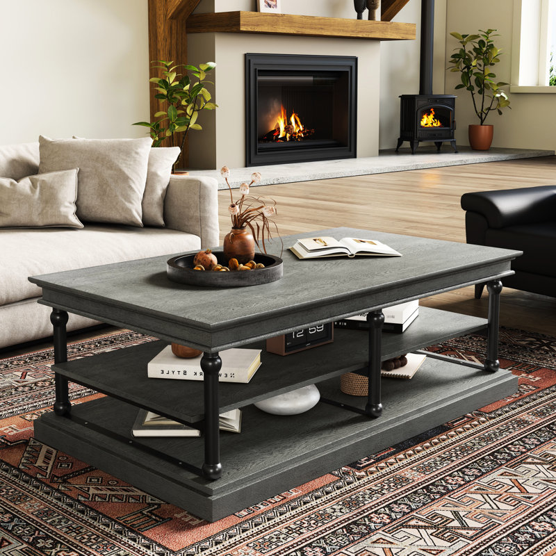 Table basse en bois gris de 55,1 po avec pieds noirs et deux tablettes de rangement ouvertes, un meuble de salon élégant pour ranger les objets de lecture, fabriqués en placage de chêne massif