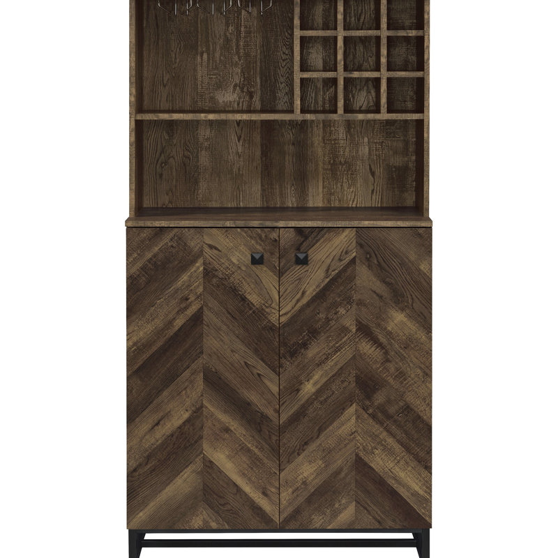Armoire à vin moderne à 2 portes avec touche rétro, finition chêne rustique, façade à chevrons, support et verres à pied pour armoire de salle à manger de style transitionnel, rangement pour bouteilles, quincaillerie bronze industriel