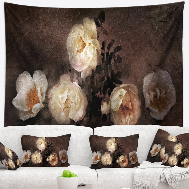 Motif floral de roses sauvages dans une vieille tapisserie, H 50 po x l 60 po