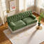 Élégant canapé Chesterfield en velours vert - capitonné à boutons et jupe à pampille pour des espaces de vie confortables-901897606