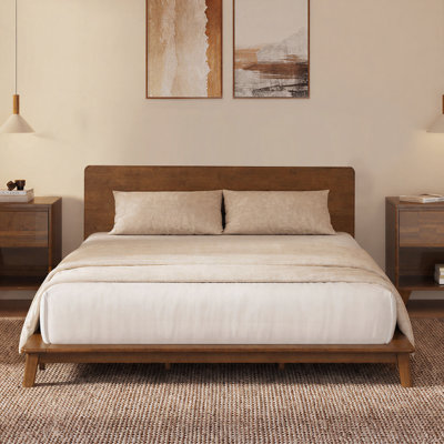 Lit plateforme japonais King en bois d'hévéa massif avec sommier flottant discret, tablette de rangement et station de recharge intégrées, montage sans outils, style scandinave-japonais, marron