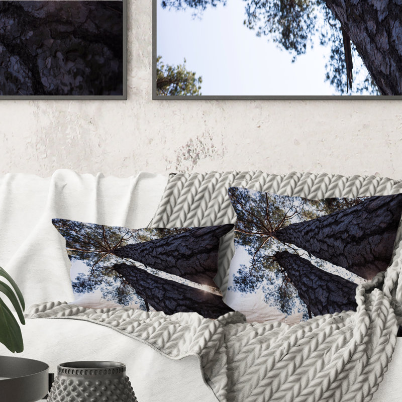 Silhouettes de deux troncs et sommets de pin épais - Coussin décoratif imprimé tropical 1