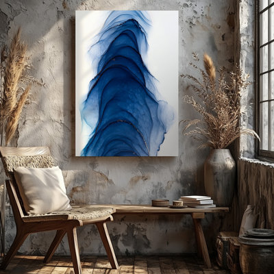 "Toile", créant un fond abstrait serein mettant en vedette un mélange d'art mural bleu marine et blanc doux rappelant l'art mural sur toile marbré