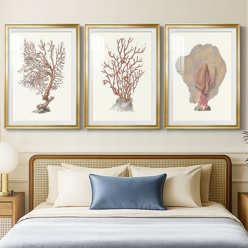Terra Cotta Coral I - reproduction sur mesure encadrée de qualité supérieure - 3 pièces, H 19 po x l 27 po, Doré