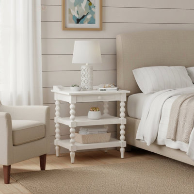 Table de chevet Aria avec deux tablettes inférieures, conception compacte pour petits espaces et charme rétro