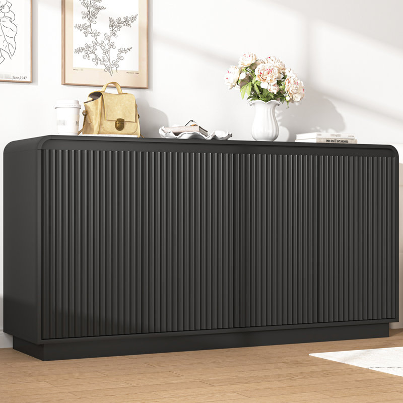 Meuble télé noir cannelé à 4 portes avec prise de courant, 3 rangements de panneau de particules réglables, multifonctionnel pour espaces familiaux