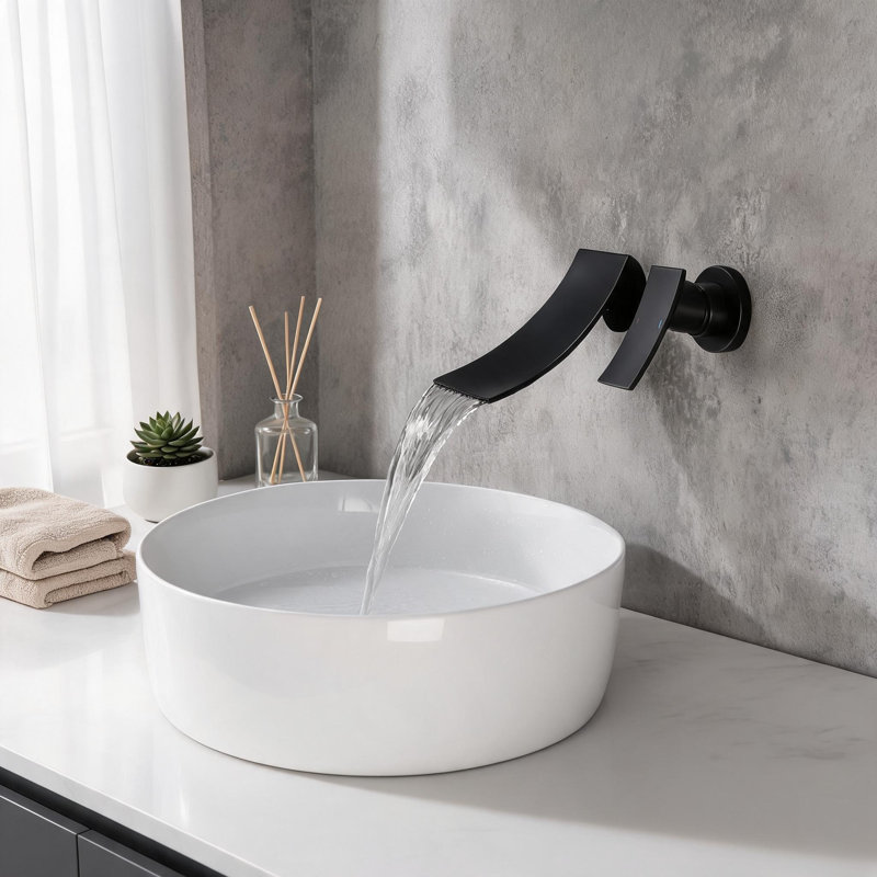 Robinet de salle de bain mural en laiton noir mat avec bec cascade
