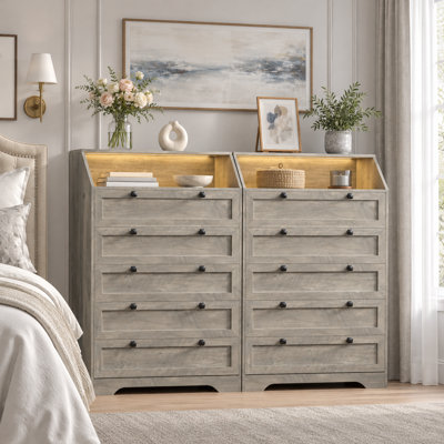 Grande table de chevet à 5 tiroirs Lasheena de 31,5 po de largeur avec éclairage RVB réglable et prise de courant intégrée, table en bois Storge Chestt pour chambre à coucher, poignée en métal (ensemble de 2)