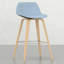 2 tabourets de bar - Siège et dossier incurvés, tissu bleu denim, pieds, repose-pieds pour plus de stabilité et de confort.