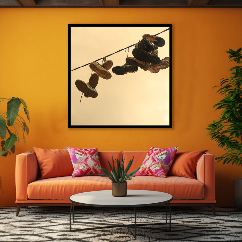 Art mural encadré Good Good «Hanging histoires» par Sydney A. Foster | Photographie de chaussures suspendues représentant la mémoire, la communauté et la vie urbaine
