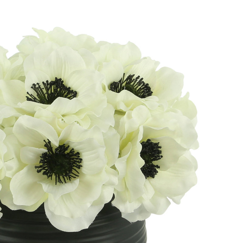 Arrangement floral anémone dans un petit pot en céramique