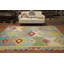 Le tapis vibrant Kilim 8 x 10 ajoutera une touche de couleur à votre espace