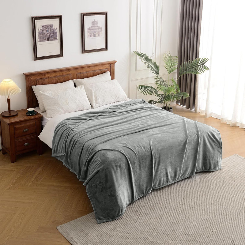 Plush Mink Fleece Blanket – Ultra-Soft, Lightweight Throw For All Seasons, Silver, 130cm x 150cm