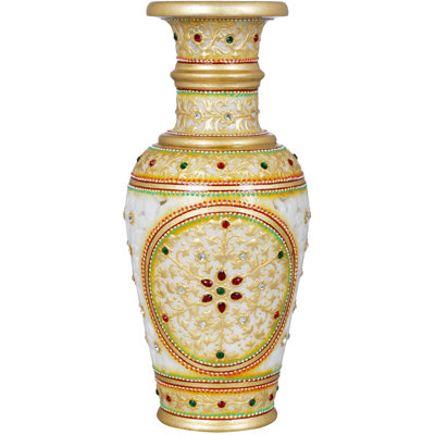 Vase en marbre blanc avec travail coupé