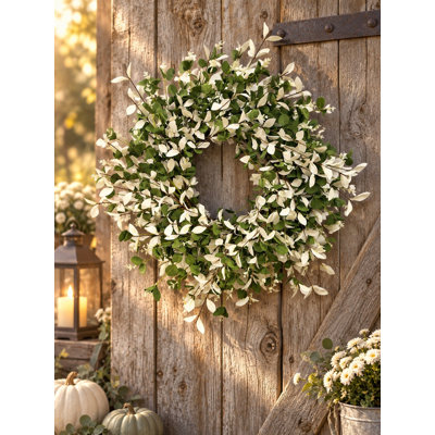 Couronne de feuilles artificielles bicolores vertes et blanches de 61 cm (24 po), idéale en toute saison pour décorer votre porte d'entrée ou votre mur, et ce, toute l'année.