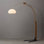 Lampadaire arqué haut de gamme Morelli 85 po à intensité variable, style moderne du milieu du siècle, noyer et laiton vieilli, abat-jour moulé en Lucite, base en V noire, compatible DEL