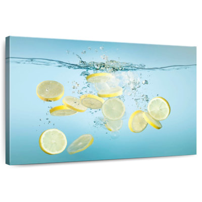 Yarlin tranches de citron dans l'eau