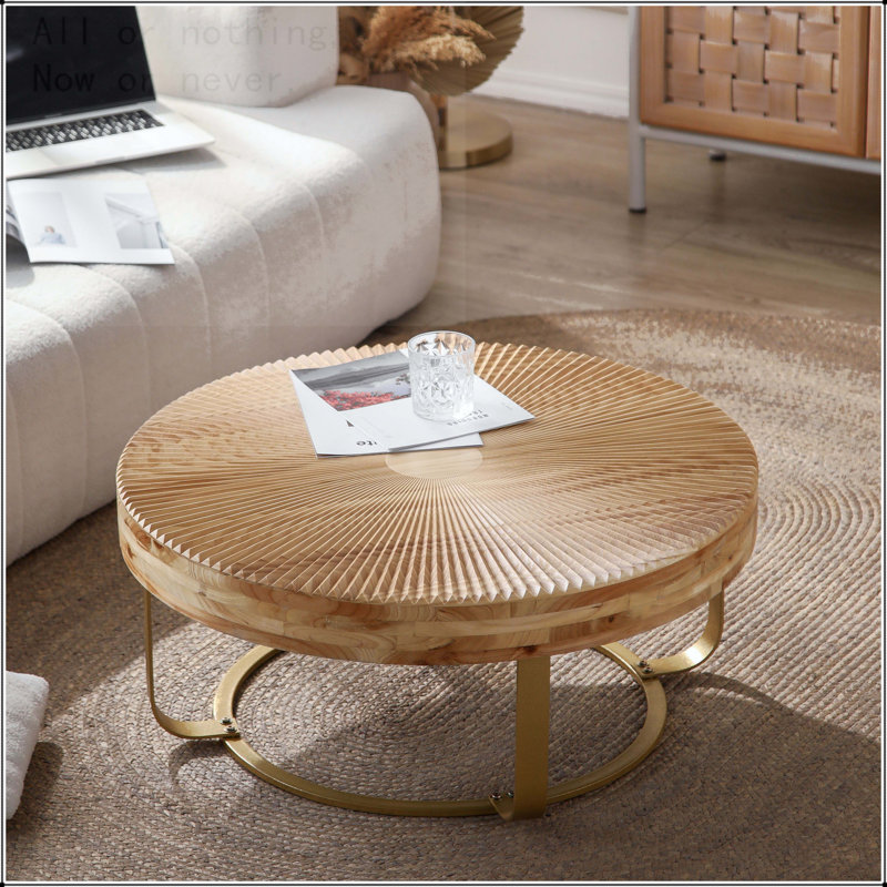 Table basse ronde en pin sculpté avec pieds en métal
